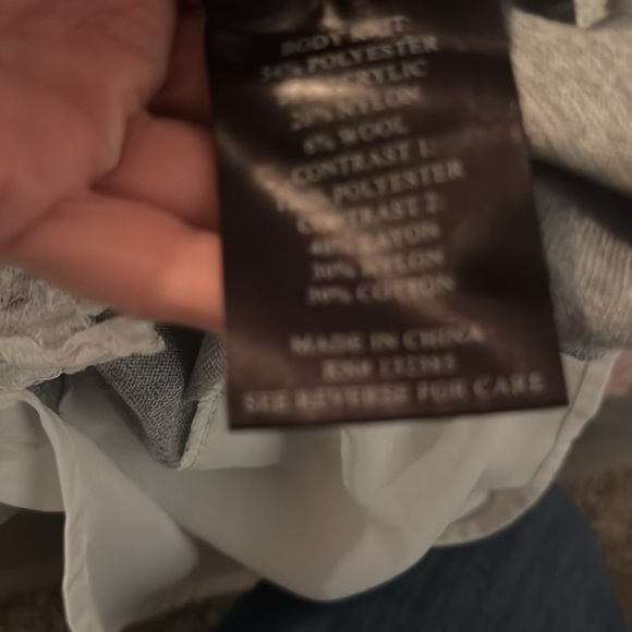 Ladies Top. - Picture 3 of 4